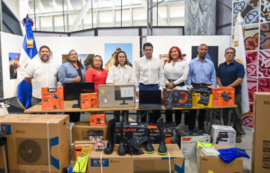 Ministro de Turismo David Collado entrega equipamiento a escuelas técnicas de Ciudad Colonial