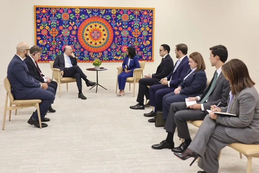 Delcy Rodríguez se reúne con autoridades del Banco Mundial, FMI y BID en Nueva York