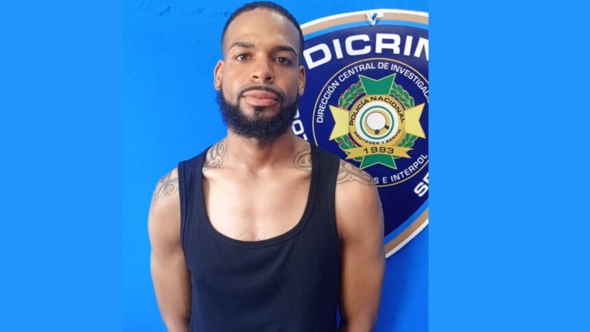 Se entrega hombre vinculado a transferencia de esposa de Yiyo Sarante por caso Julián Oro Duro