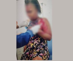 Mujer denuncia que su pareja le propinó 14 estocadas mientras estaba junto a su hija