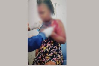 Mujer denuncia que su pareja le propinó 14 estocadas mientras estaba junto a su hija