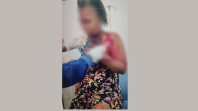 Mujer denuncia que su pareja le propinó 14 estocadas mientras estaba junto a su hija