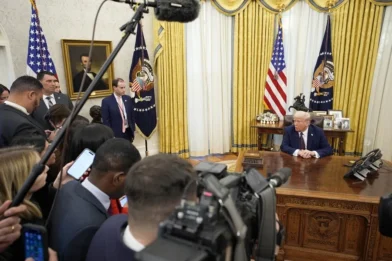 Principales cadenas de EE. UU. suspenden cobertura conjunta de Trump tras veto a medios