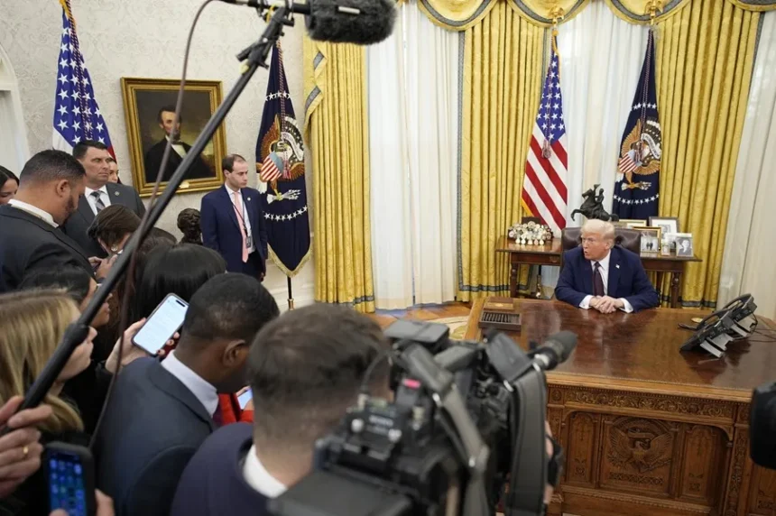 Principales cadenas de EE. UU. suspenden cobertura conjunta de Trump tras veto a medios