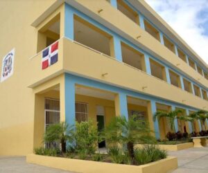 Creole, inglés y francés serían obligatorios en escuelas públicas y privadas de RD