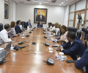 Diputados piden explicaciones al director del INABIE sobre alimentación escolar y contrataciones