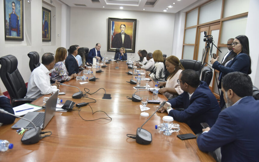 Diputados piden explicaciones al director del INABIE sobre alimentación escolar y contrataciones