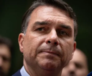 Flávio Bolsonaro niega recibir ayuda de Estados Unidos para su campaña
