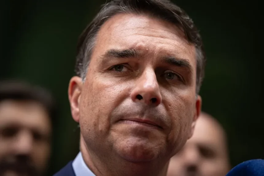 Flávio Bolsonaro niega recibir ayuda de Estados Unidos para su campaña