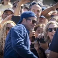 Brad Pitt desata la locura en San Sebastián con media hora de saludos y fotos con sus fans