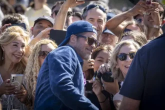 Brad Pitt desata la locura en San Sebastián con media hora de saludos y fotos con sus fans