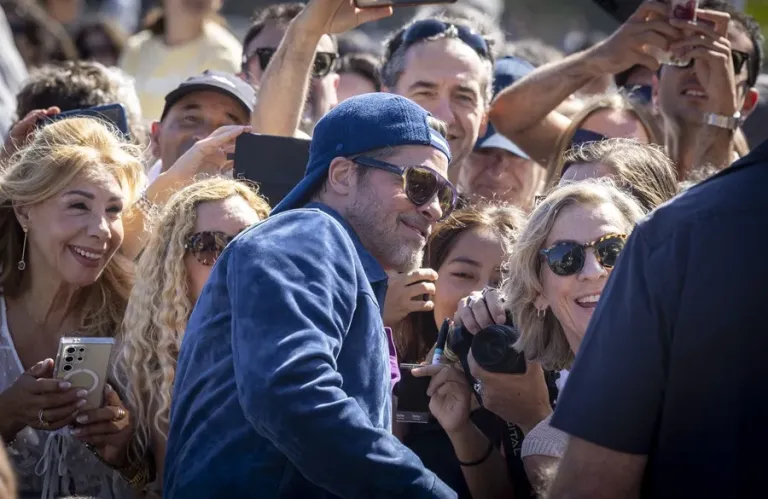 Brad Pitt desata la locura en San Sebastián con media hora de saludos y fotos con sus fans