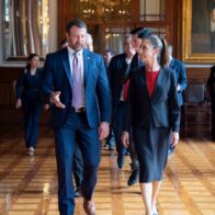 Sheinbaum sale de Palacio Nacional y camina hacia la Suprema Corte entre muestras de apoyo