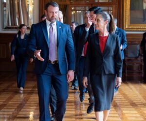 Sheinbaum sale de Palacio Nacional y camina hacia la Suprema Corte entre muestras de apoyo