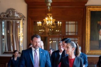 Sheinbaum sale de Palacio Nacional y camina hacia la Suprema Corte entre muestras de apoyo