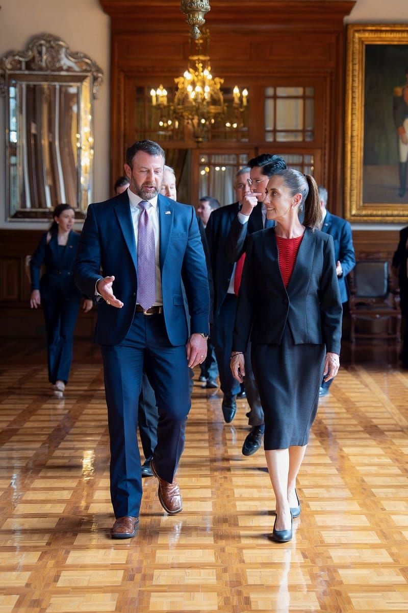 Sheinbaum sale de Palacio Nacional y camina hacia la Suprema Corte entre muestras de apoyo