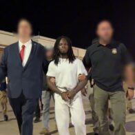 EE.UU. deporta a Haití a hombre que se hizo viral durante arresto de ICE en Boston