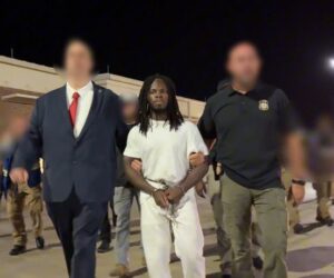 EE.UU. deporta a Haití a hombre que se hizo viral durante arresto de ICE en Boston