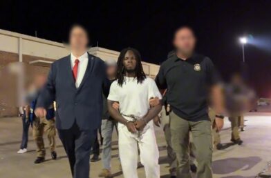 EE.UU. deporta a Haití a hombre que se hizo viral durante arresto de ICE en Boston
