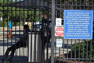 Congresistas denuncian hacinamiento en centro de ICE que retuvo a 342 personas pese a tener capacidad para 56