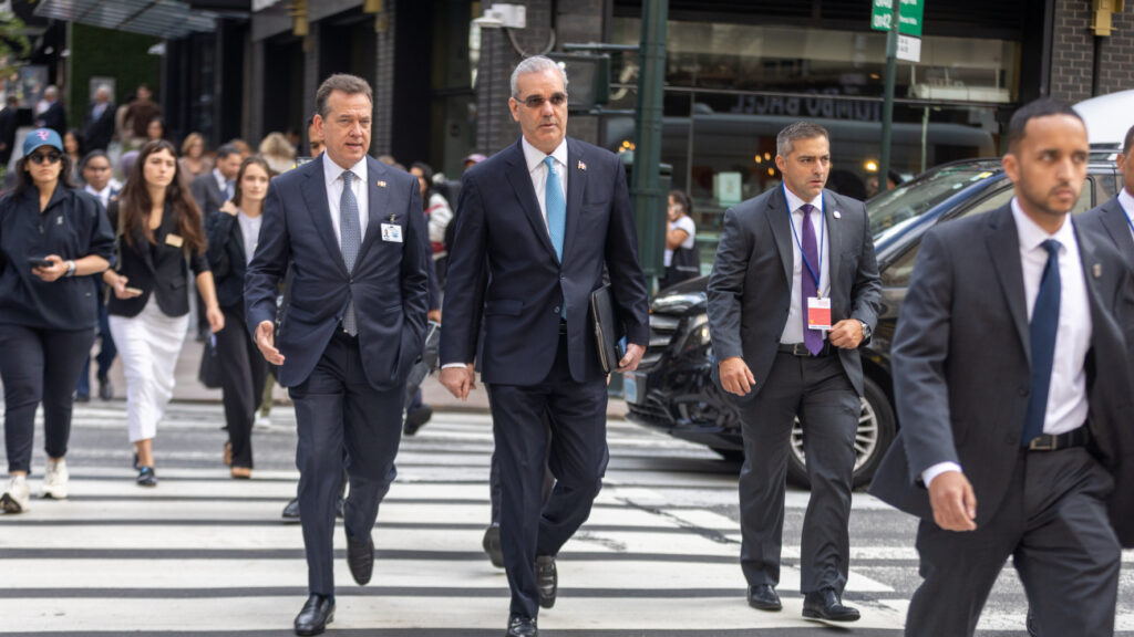Abinader recorre a pie calles de Nueva York durante su trayecto hacia la Asamblea General de la ONU
