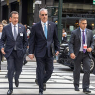 Abinader recorre a pie calles de Nueva York durante su trayecto hacia la Asamblea General de la ONU
