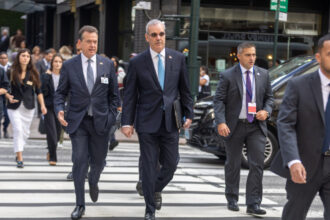 Abinader recorre a pie calles de Nueva York durante su trayecto hacia la Asamblea General de la ONU