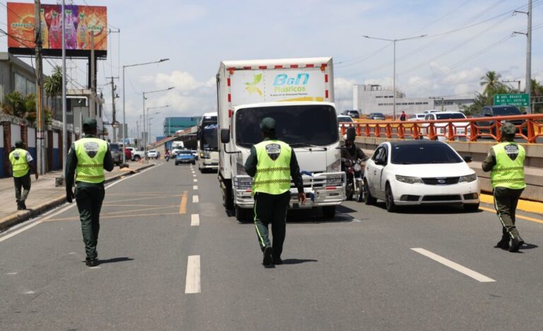 INTRANT y DIGESETT fiscalizan 41 vehículos pesados por circular en carril izquierdo