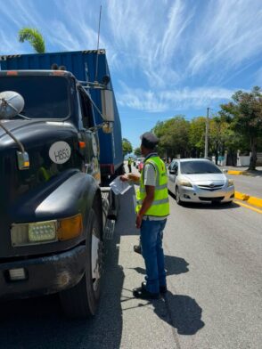 INTRANT, DIGESETT y MOPC fiscalizan 28 vehículos pesados por circular sin autorización