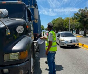 INTRANT, DIGESETT y MOPC fiscalizan 28 vehículos pesados por circular sin autorización