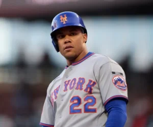 Juan Soto abandona el partido tras recibir un pelotazo en la mano derecha