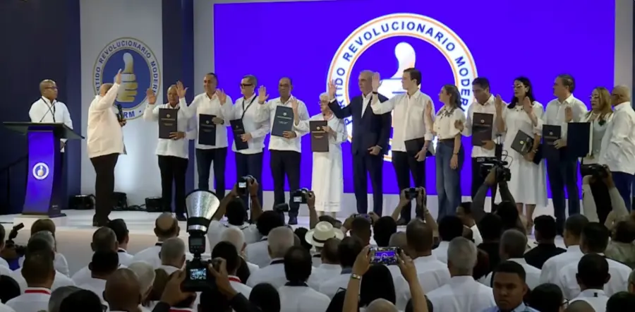 Luis Abinader es juramentado como presidente del PRM para el período 2026-2030