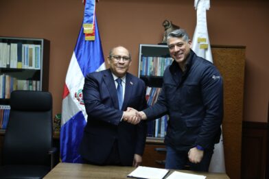 MESCyT y Arajet impulsarán formación de profesionales para expansión de la industria aeronáutica