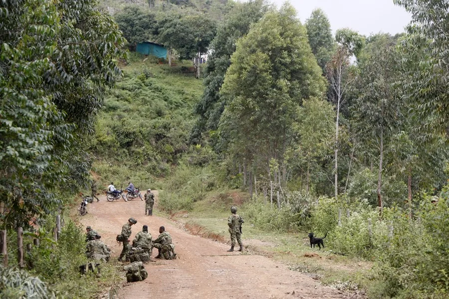 Un juez ordena al Gobierno de Colombia a abstenerse de bombardeos en zonas con menores reclutados