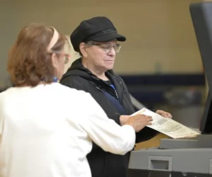 El Gobierno de Trump pide por tercera vez al Supremo restringir el voto por correo
