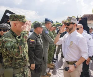 El conflicto y el terremoto marcan el primer mes de De la Espriella al frente de Colombia