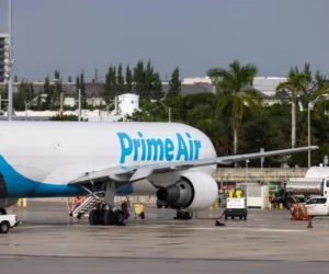 Demandan a Amazon por el accidente de un avión de carga que dejó cinco muertos en Miami