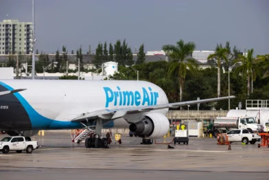 Demandan a Amazon por el accidente de un avión de carga que dejó cinco muertos en Miami