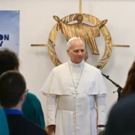 El papa pide «honrar la dignidad de cada hermano» al visitar un centro para migrantes en París