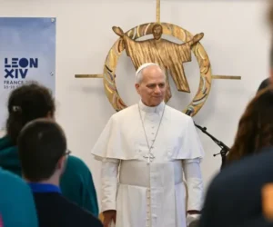 El papa pide «honrar la dignidad de cada hermano» al visitar un centro para migrantes en París