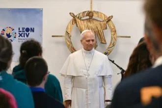 El papa pide «honrar la dignidad de cada hermano» al visitar un centro para migrantes en París