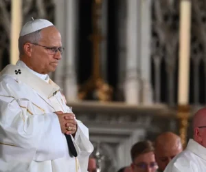 Papa León XIV afirma que la Iglesia debe ayudar a víctimas de abusos
