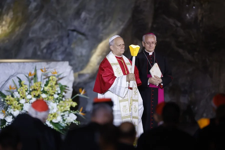 Papa León XIV afirma que la Iglesia debe ayudar a víctimas de abusos