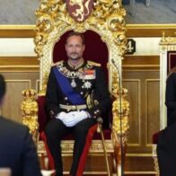 El rey Haakon VIII jura la Constitución ante el Parlamento noruego