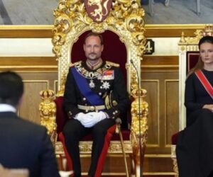 El rey Haakon VIII jura la Constitución ante el Parlamento noruego