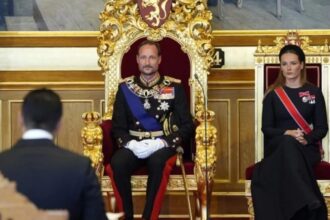 El rey Haakon VIII jura la Constitución ante el Parlamento noruego