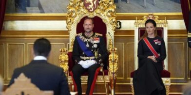 El rey Haakon VIII jura la Constitución ante el Parlamento noruego