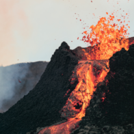 Volcán Anak Krakatoa registra erupción de 25 horas y obliga a cancelar vuelos en Indonesia