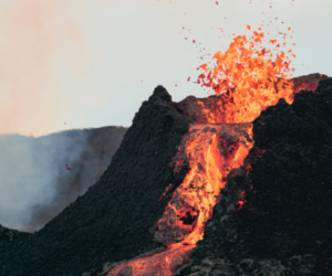 Volcán Anak Krakatoa registra erupción de 25 horas y obliga a cancelar vuelos en Indonesia