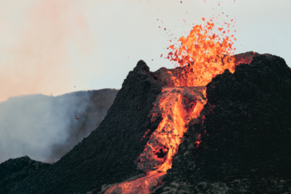 Volcán Anak Krakatoa registra erupción de 25 horas y obliga a cancelar vuelos en Indonesia